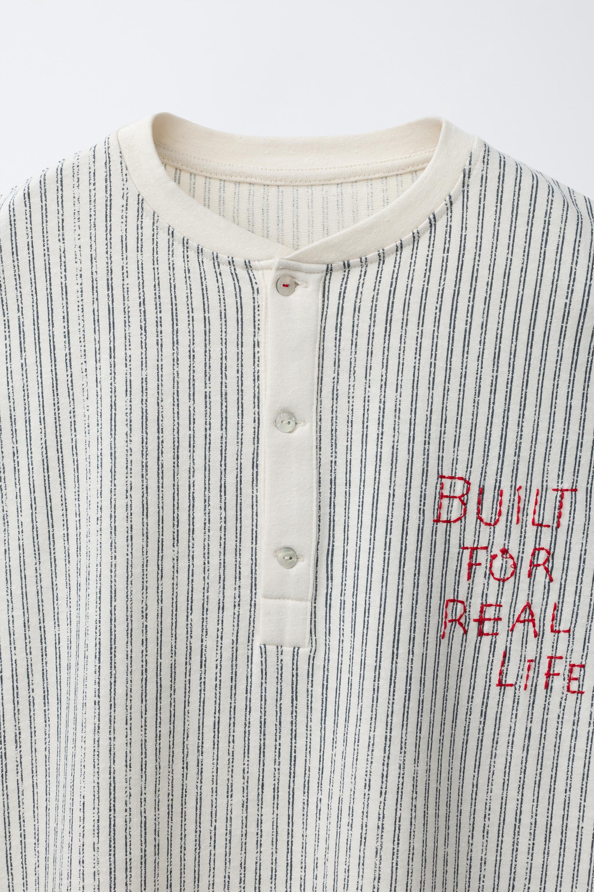 T-SHIRT À RAYURES ET ÉTIQUETTE